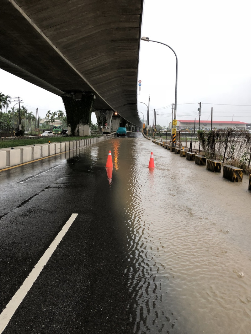 屏東縣潮州鎮因淹水而造成馬路封閉。   圖：屏東市政府/提供