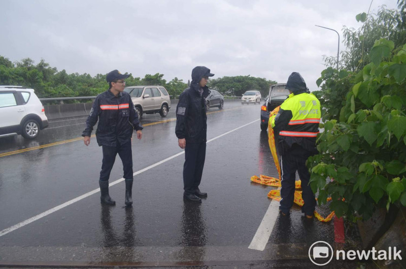 豪大雨導致嘉義縣市交界處淹水，為防止意外發生，警方展開封橋。   圖：蔡坤龍/攝