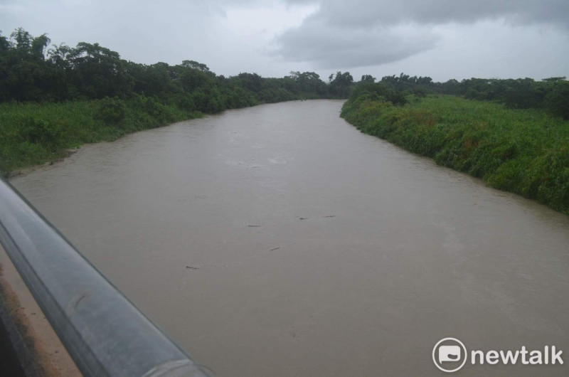 豪大雨導致嘉義縣市交界處的溪水暴漲。   圖：蔡坤龍/攝