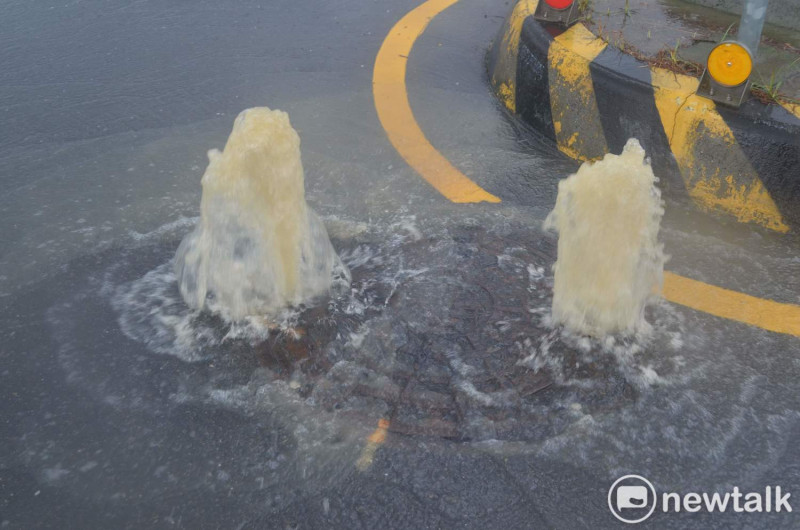 豪大雨導致嘉義市湖子內路、湖美一路口的人孔蓋出現噴泉奇景。   圖：蔡坤龍/攝