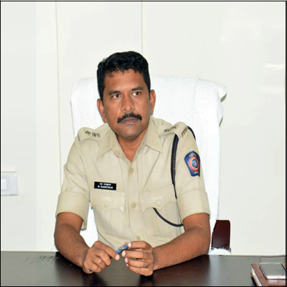 印度馬哈拉什特拉省（Maharashtra）圖萊縣（Dhule）警局長藍庫瑪（M Ramkumar）表示：「在市集中群聚的人們懷疑這些人綁架孩童，於是將他們攔下。」此次衝突共造成5名男子遭憤怒的居民以棍棒及鈍器毆打致死。   圖：翻攝 Dhule District Police Website