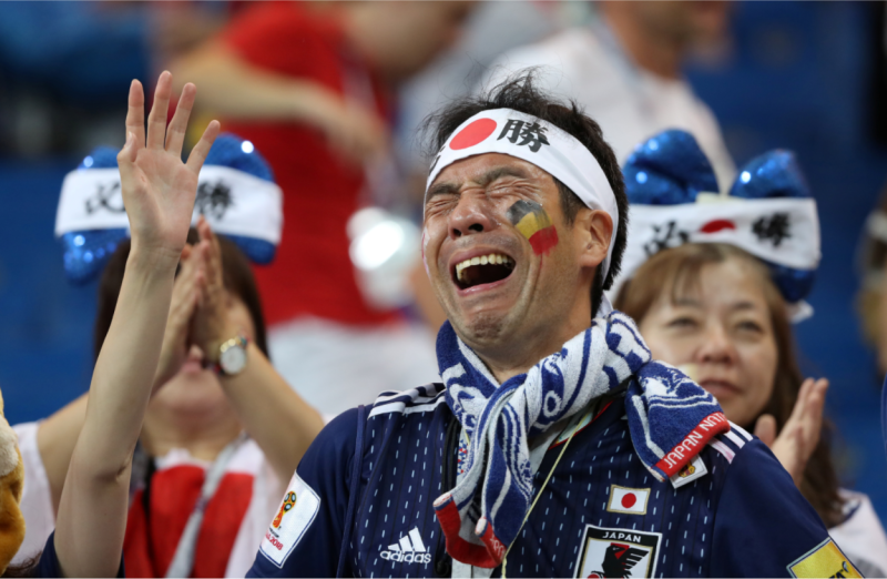 日本雖不受看好，但整場將士用命，打出令人尊敬的比賽，下半場先得2分，讓比利時承受本屆賽事最大壓力。圖為日本確定在本屆世界盃足球賽與8強門票擦身而過，止於16強後，一名球迷在觀眾席上痛哭失聲。   圖：達志影像/路透社