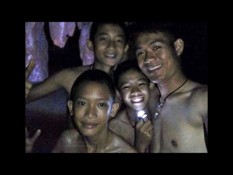 受困在美塞睡美人洞的12名孩童和1名教練，晚間被尋獲，全部平安，他們躲在比原本預期的「巴達雅海灘」（Pattaya Beach）的岩丘更深入400公尺的高地。   圖：翻攝自Youtube