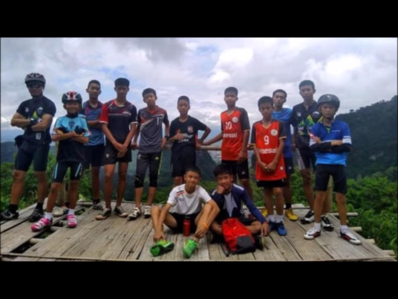 這支名叫「野豬」的少年足球隊，是清萊省（Chiang Rai）美塞縣一所學校的足球隊，6月23日下午由25歲男教練帶領12名11到16歲男隊員進入當地人稱為睡美人洞（Tham Luang Nang Non）的地下洞穴探險。   圖：翻攝自Youtube