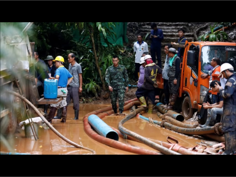 泰國政府今天晚間10時30分宣布受困在泰北睡美人洞的13人已經尋獲，全部平安，將先送醫師入內檢查他們的身體，評估健康狀況，並全力抽水設法救出他們。   圖：翻攝自Youtube
