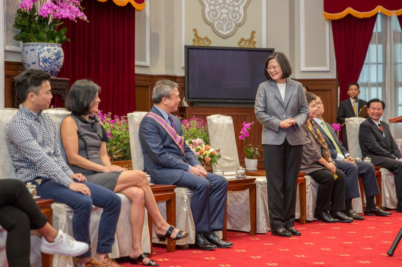 總統蔡英文3日贈勳給AIT台北辦事處長梅健華。   圖：總統蔡英文臉書