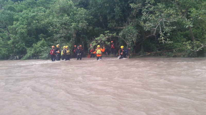 連日豪雨讓搜救難度提升。   圖：屏東縣消防局提供
