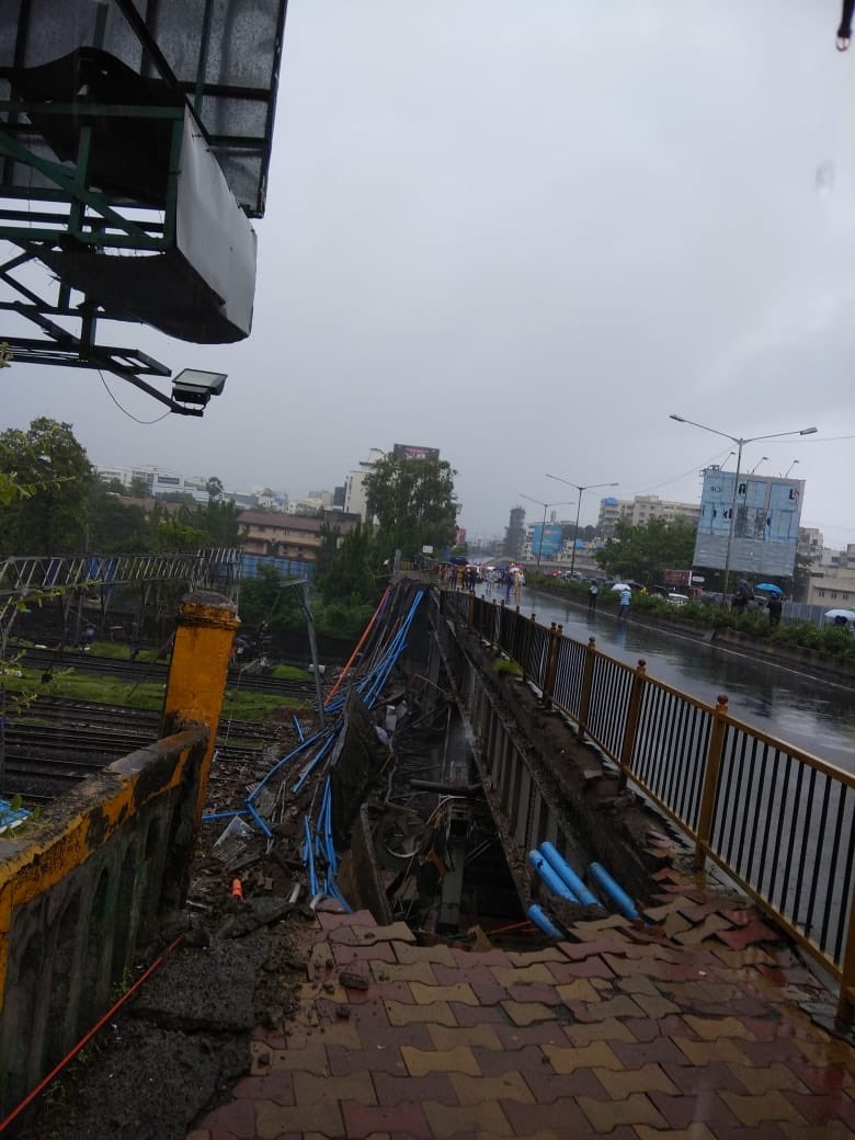 孟買郊區安德瑞戈卡萊（Gokhale）大橋有部分坍塌，造成交通中斷及人員受傷。   圖：翻攝自孟買警方推特