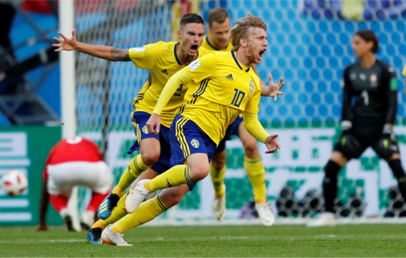 瑞典在16強淘汰賽和球風相近的瑞士僵持大半場後，靠佛斯柏格（Emil Forsberg，10號球衣）第66分鐘的一記遠射得手，以1比0獲勝，繼1994年美國世界盃後，再度闖進8強。   圖：達志影像/路透社