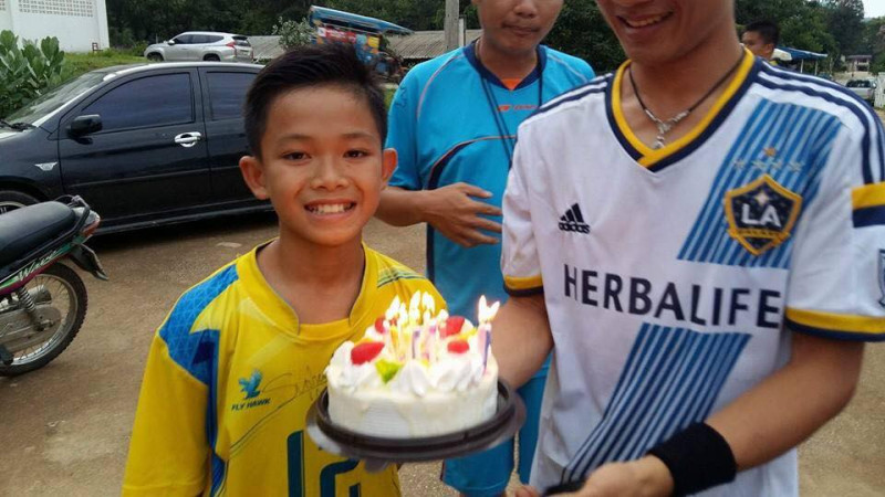 泰國受困的少年足球隊成員之一的蓬貼（左）在被尋獲隔天過生日，他的媽媽在臉書上貼出他之前慶生照為他打氣。   圖：翻攝皮查雅臉書