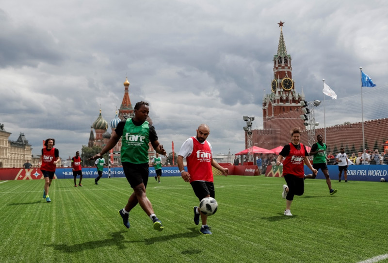 俄羅斯世足賽踢得火熱，來自非洲和亞洲的難民今天也在莫斯科辦了場另類「世界盃」，他們在紅場（Red Square）廝殺較勁，盼藉著球賽，讓大家注意到難民在俄國面臨的挑戰。   圖：達志影像／路透社