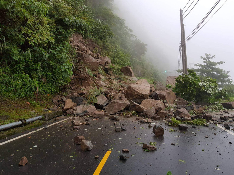 豪雨加上地震，阿里山公路石桌附近4日發生邊坡坍方。   圖：公路總局/提供