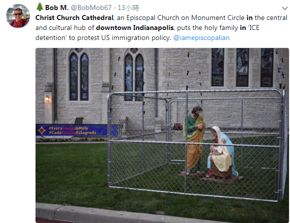 美國印第安納波里斯最古老的教堂「基督教會座堂」，將耶鮮一家「監禁」在鐵牢內，諷刺川普移民政策。   圖：翻攝Bob M.推特