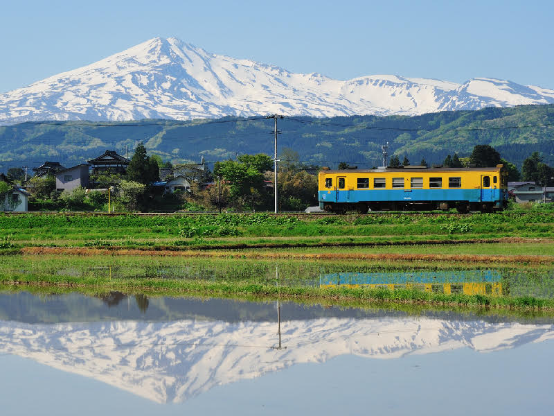 「由利高原鐵道」以秋田名山「鳥海山麓」為背景，行經的12個車站各具特色，這條鐵路被譽為是「大自然的觀光列車」。   圖：易遊網提供