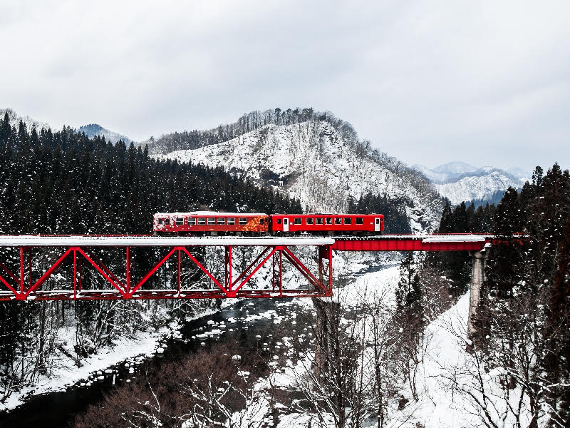 「秋田內陸縱貫鐵道」在冬季時則會一片銀白雪色，被堪稱是「日本最具意境的鐵道」。   圖：易遊網提供