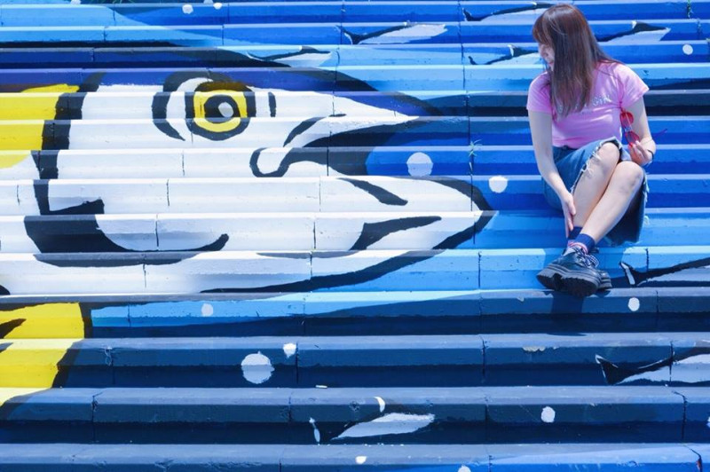 彩繪階梯打卡點，圖案搭配東港盛產海產的魚類圖樣，利用階梯錯置的效果，形成一支在階梯上的彩繪魚。   圖：翻攝自屏東觀傳處FB