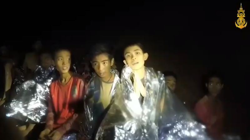 受困的「野豬」少年足球隊昨天出院返家，足球小將們到佛寺拜拜祈求好運。資料照片。   圖：翻攝泰國海軍臉書