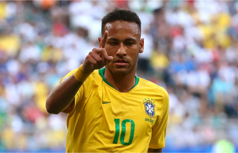 內馬爾（Neymar）：賽前與老爸一起祈禱求勝，觸摸球場。   圖：達志影像/路透社