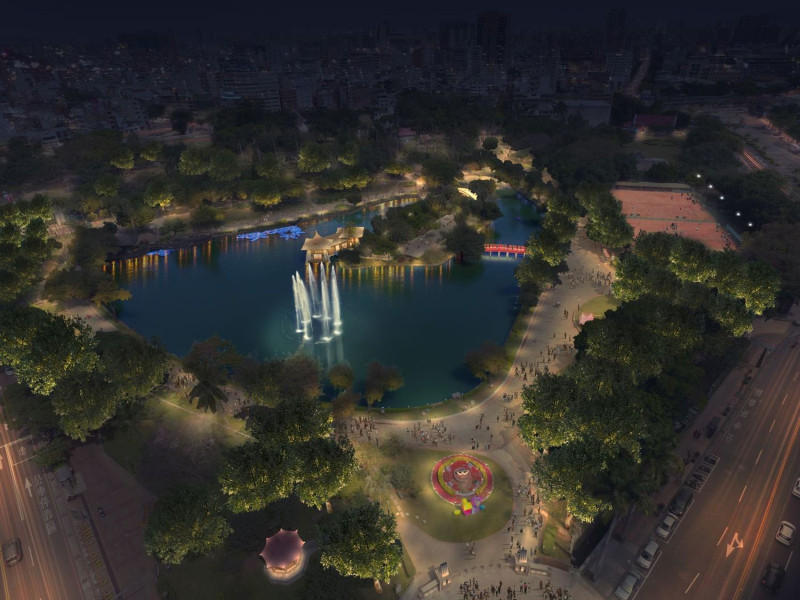 在台中公園遊湖最重要的環湖步道，四週裝設昏黃色的燈光照明。   圖：台中市政府提供