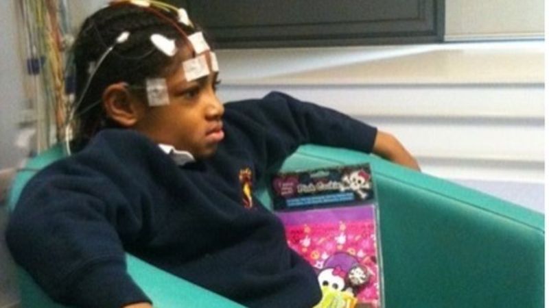 9歲英國女童艾拉生前28度因為氣喘進出醫院，令母親相當不捨。   圖：翻攝BBC/艾拉母親提供