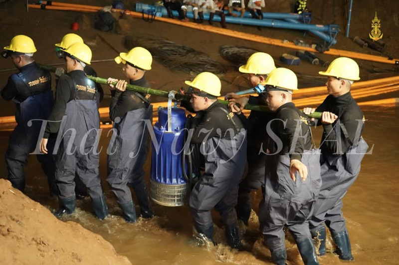 泰國當局全力營救受困洞穴的野豬足球少年隊，出動大型抽水機具，已讓水位下降50公分。   圖：翻攝泰國海軍臉書