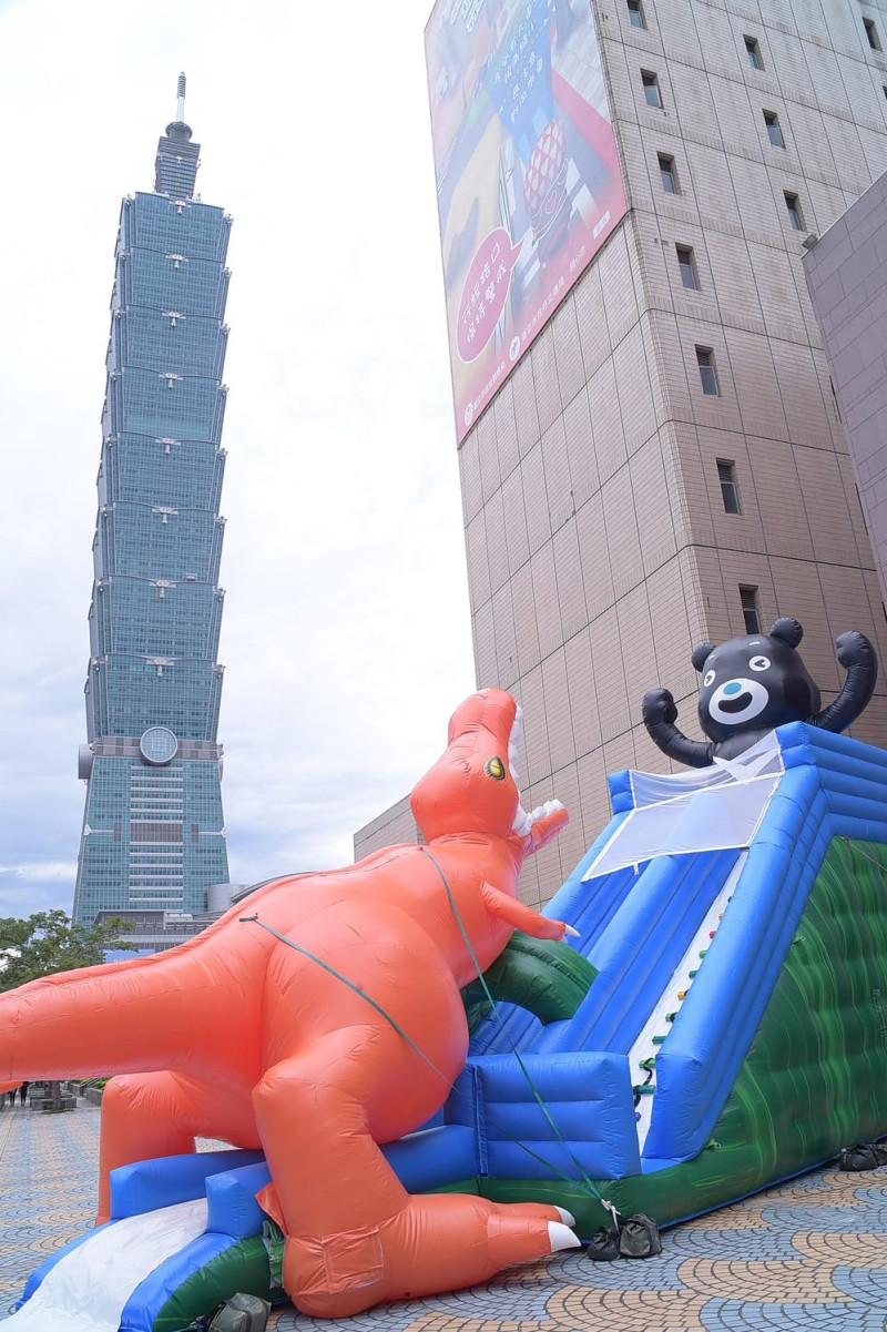 7月14日起一連舉行9天「2018台北河岸童樂會」，首次以「熊讚水樂園」進行規劃，有14項親水遊樂活動設施，與各式活動。   圖：台北市政府提供