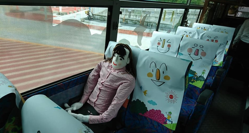 觀光巴士在座位上隨機放上假人，讓人搭車不會感到孤單。   圖：翻攝臉書「祖谷溫泉」