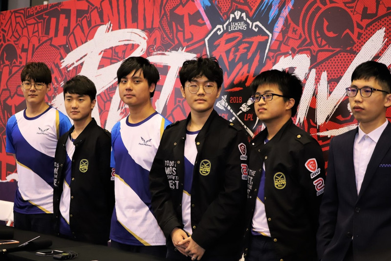 今（5）日台灣職業電競隊伍閃電狼在《英雄聯盟》洲際賽首戰便擊敗勁敵RNG，賽後隊伍接受聯訪。   圖：蔡幸秀/攝