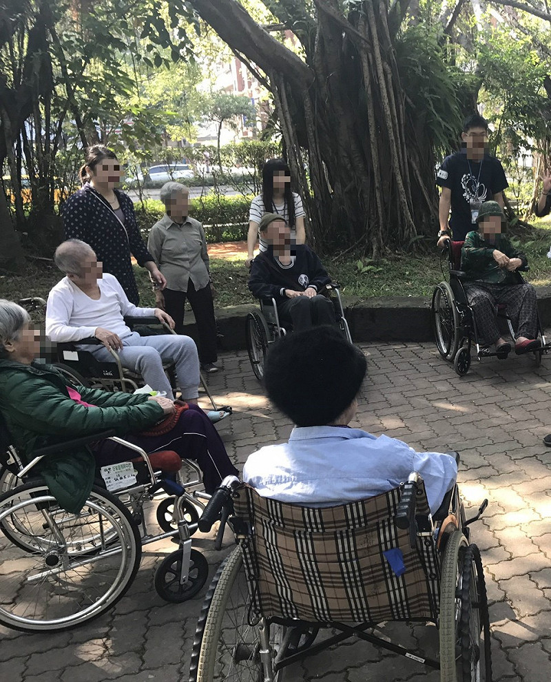 外籍看護聊到忘我，回家推錯照護的老人。外籍看護照護示意圖。   圖：張元誠/ 攝