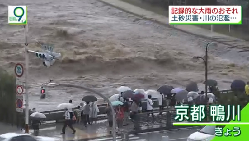 受到巴比侖颱風影響，日本關西地區今（5）日遭到史上超強豪雨襲擊，京都市中心鴨川的河水暴漲。   圖：翻攝NHK畫面