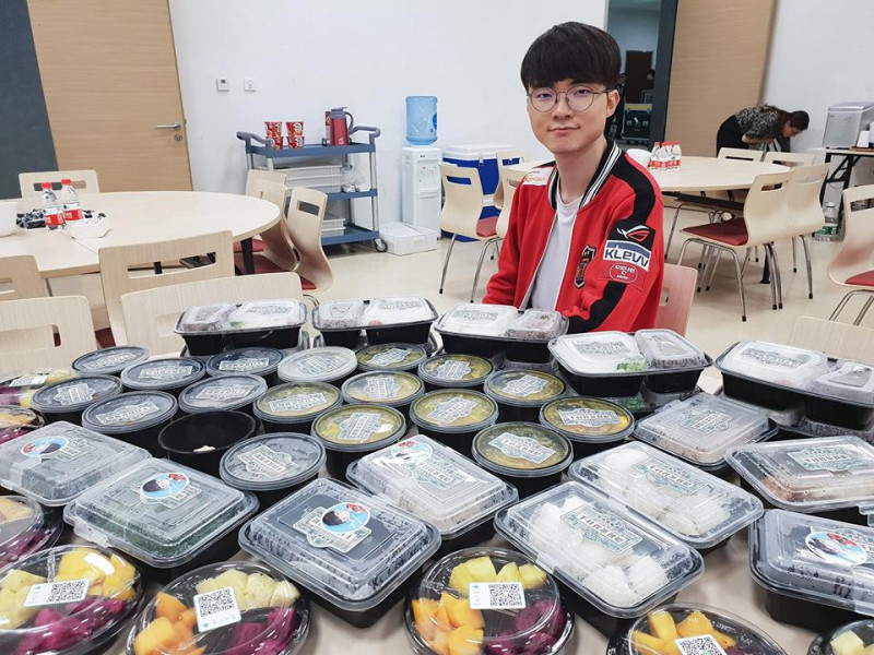 昨（6）日晚間，韓國戰隊SKT曬出了滿滿一桌的食物，這些不是戰隊買的，而是粉絲「進貢」給他們最愛的「中路大魔王」Faker的！   圖：翻攝自 SK텔레콤 T1 / SK telecom T1 臉書專頁