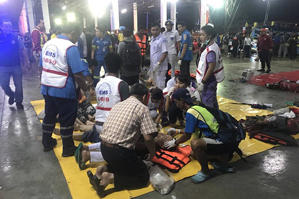 普吉島昨天傍晚傳出翻船事故，急救人員正忙著救治獲救遊客。
   圖：新華社
