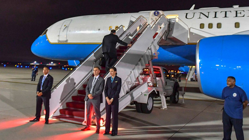 美國務卿蓬佩奧（中登梯者）3度前往朝鮮談判，將在6日稍晚抵達。   圖：翻攝蓬佩奧推特