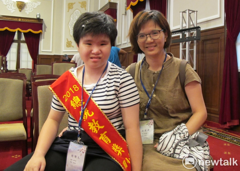 總統教育獎國小組得獎者柯虹宇與母親沈雯瑄接受訪問。   圖：林朝億/攝