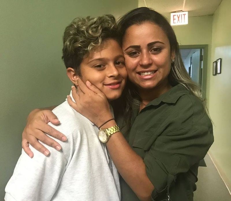 巴西移民派尚（右）向美國政府要求取回兒子狄艾戈（左）的監護權，法官5日下令將她10歲的兒子自芝加哥的庇護所釋放，這對母子再度相聚。   圖：翻攝Sirley Paixao Paixao臉書