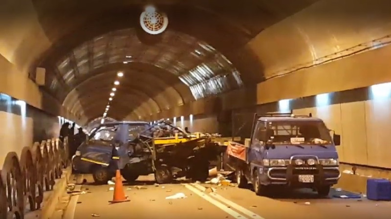 台北市自強隧道清晨5點半發生重大車禍，目前交管限單向通車。   