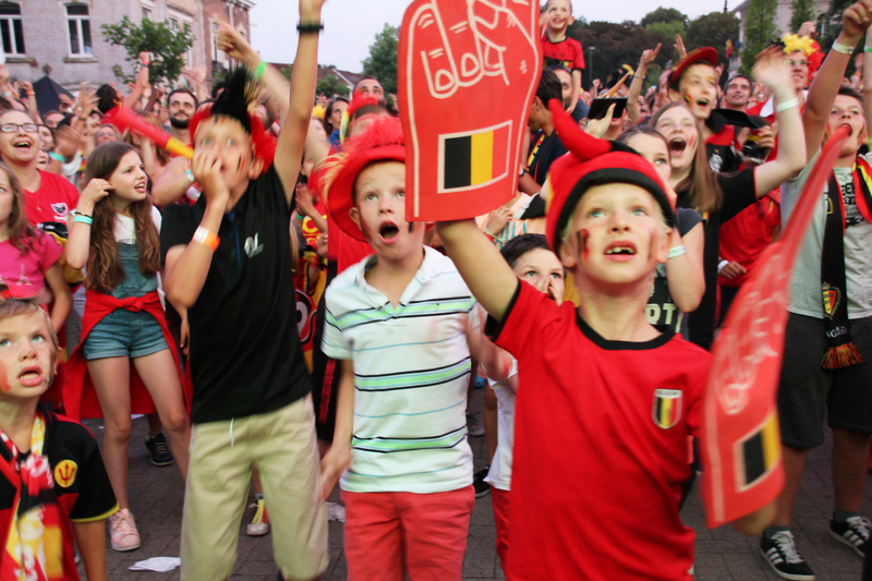 世足賽比利時6日晚間擊敗巴西，小朋友也狂熱，在街頭觀賽。   圖：中央社
