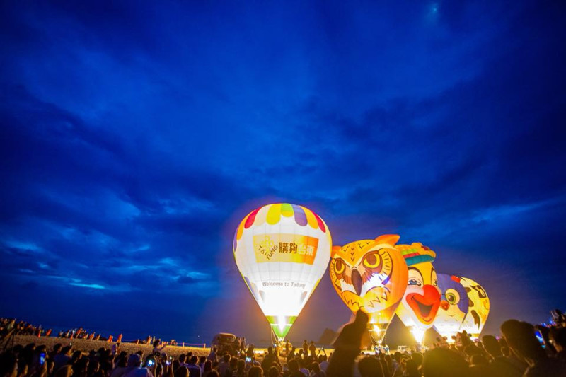2018熱氣球嘉年華「晨曦－八拱破曉」光雕音樂會，今晨在三仙台舉行。   圖/臺灣熱氣球嘉年華-Taiwan Balloon Festival提供