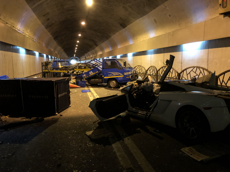 台北市警消7日清晨獲報，自強隧道內發生車禍，一輛白色超級跑車撞上現場施工的2輛工程車，造成2死3重傷。   圖：警方/提供