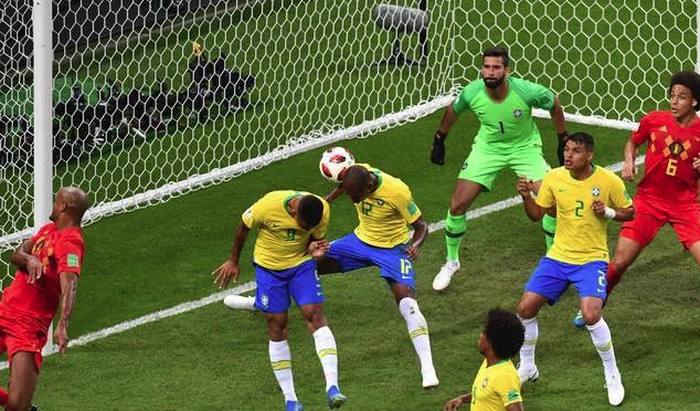 巴西原先想將禁區內的球頂出去，結果碰到隊友費南迪尼歐手肘，球反彈射破球門。   圖：達志影像/路透社
