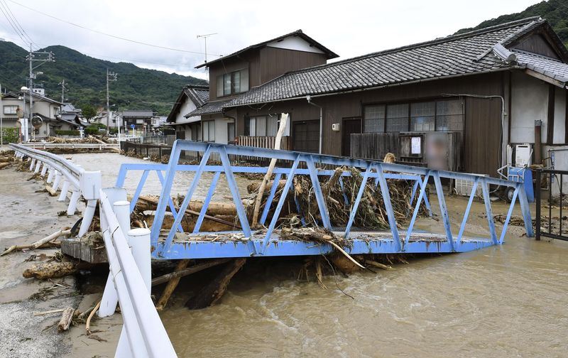西日本與東日本多處降下紀錄性大雨，溪水暴漲，小橋坍塌。   圖：共同社