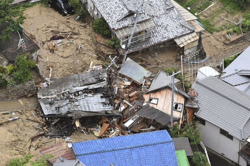 西日本與東日本多處降下紀錄性大雨，災情頻傳，已知有35人死亡。圖為廣島縣因大雨災害倒塌的房屋。   圖：共同社
