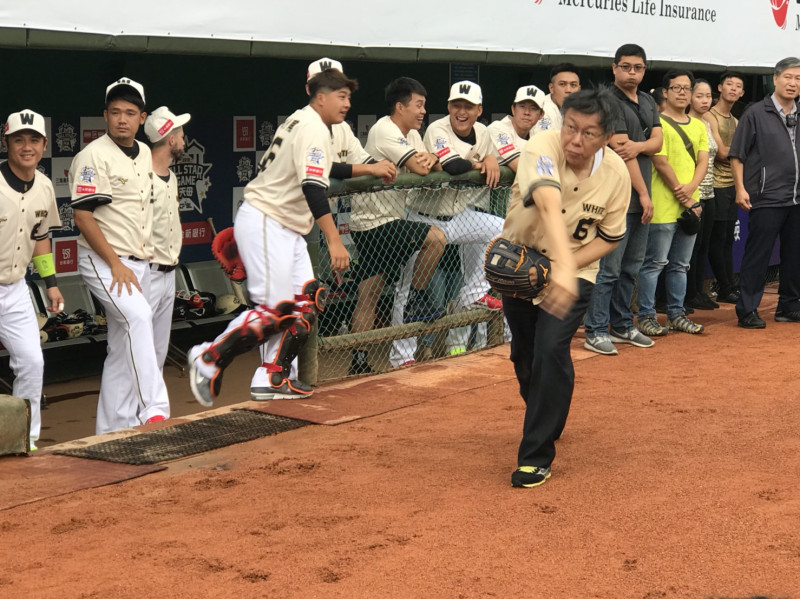 台北市長柯文哲正式開球前經過一番熱身。   圖：體育局提供