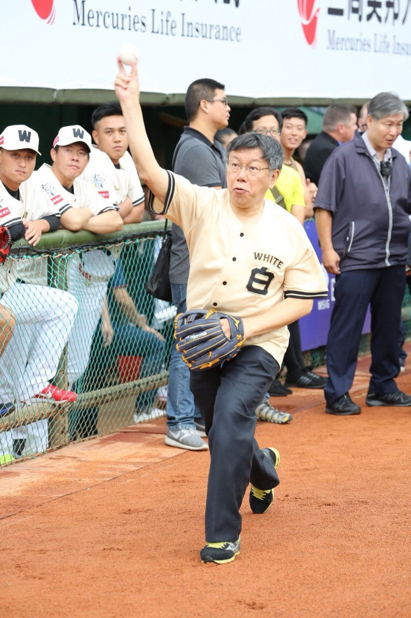 柯文哲認為投手丘的高低差才害他沒投好球。   圖：台北市政府提供