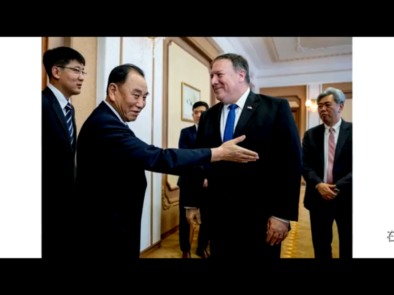 蓬佩奧（右2）2天來，和北韓領導人金正恩左右手、北韓勞動黨中央委員會副委員長兼統一戰線部長金英哲（左2）進行了8個多小時會談。   圖：翻攝自Youtube
