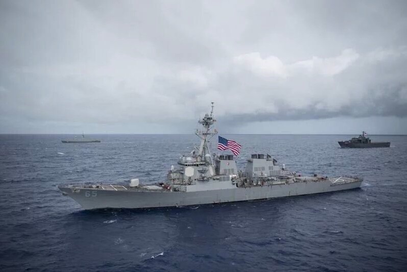 美軍太平洋艦隊（US Pacific Fleet）發言人布朗（Charlie Brown）證實，2艘美國海軍軍艦於台北時間7日與8日例行航行。   圖/翻攝自推特