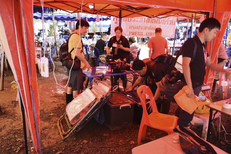 泰國當局要求媒體和閒雜人等離開洞穴入口處附近的營區，以利展開「救援行動」。   圖：共同社/提供