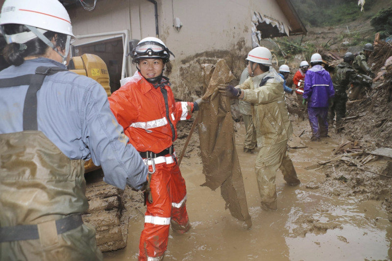 第七號颱風巴比侖席捲日本，自3日起便在西日本降下連日超大豪雨，雨勢之大，已經造成多處山崩洪災。   圖：達志影像/美聯社