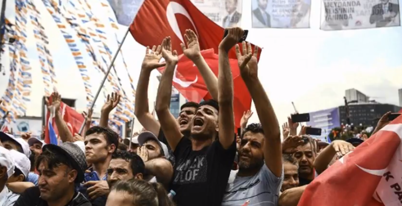 土耳其當局今 (8) 天發布新命令，下令遣散超過1萬8500名公職人員，包括警察、軍人和學者。土耳其實施2年來的緊急狀態可望於本月解除。   圖：翻測自YOUTUBE