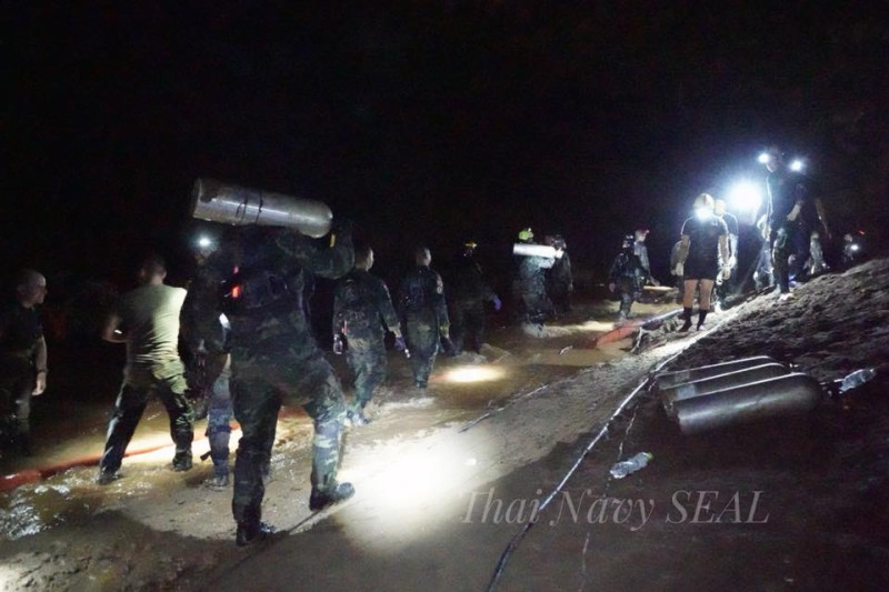 泰國海軍海豹部隊持續救援受困足球隊少年行動，在黑暗的洞穴中與時間賽跑，補充氧氣瓶。   圖：翻攝泰國海軍海豹部隊臉書